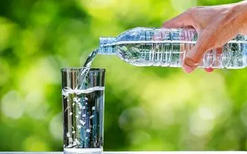 ۶ زمانی که باید بیشتر آب بنوشید