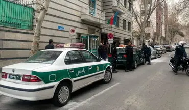 لحظه ورود مهاجم با خودرو پراید به سفارت جمهوری آذربایجان + ویدئو