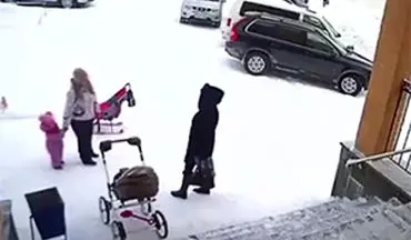 سقوط برف سنگین از شیروانی منزل بر روی دو زن و یک کودک + فیلم