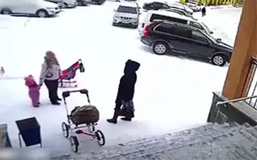 سقوط برف سنگین از شیروانی منزل بر روی دو زن و یک کودک + فیلم