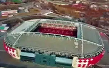 گل زدن از روی سقف استادیوم!