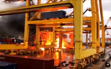 وقوع آتش سوزی مهیب پس از برخورد یک کشتی با جرثقیل + فیلم 