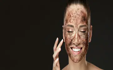 آموزش ساخت اسکراب قهوه برای داشتن پوستی زیبا و شفاف
