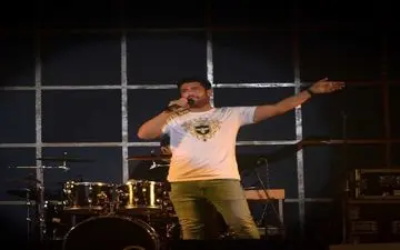 عکسی عجیب از کنسرت محمد رضا گلزار در خرم آباد +عکس