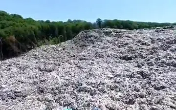 رودی از شیرابه‌های زباله در جنگل‌های سراوان