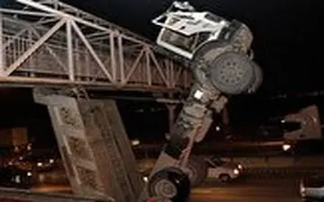 تصادف عجیب کامیون با پل عابر پیاده در اصفهان