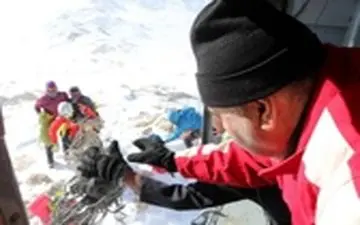 انتقال پیکر کوهنورد به فرودگاه اشرفی‌اصفهانی  کرمانشاهی ازارتفاعات پرآو
