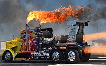 لحظه انفجار موتور کامیون مسابقه‌ای حین انجام حرکات نمایشی