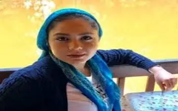 تیپ متفاوت آزاده زارعی در استخر باغ دوستش 