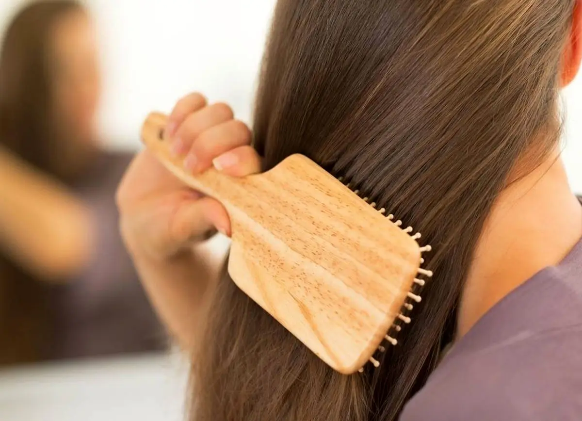 فواید شگفت‌انگیز شانه کردن مو برای سلامت آن