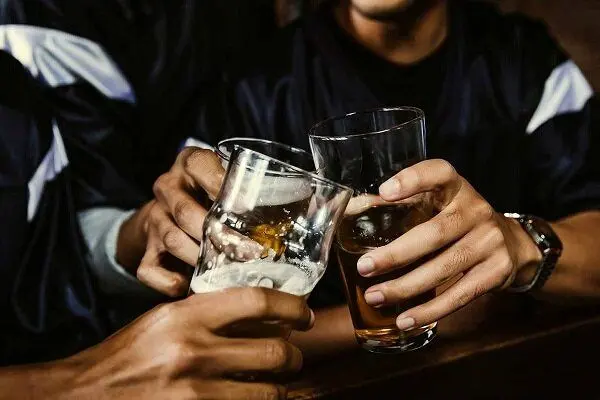 نگهداری و خرید و فروش مشروبات الکلی چه مجازاتی دارد؟