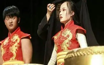 وقتی شال یکی از نوازندگان زن از سرش افتاد! +عکس