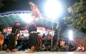 شکستن گردن یک مرد حین اجرای حرکات آکروباتیک