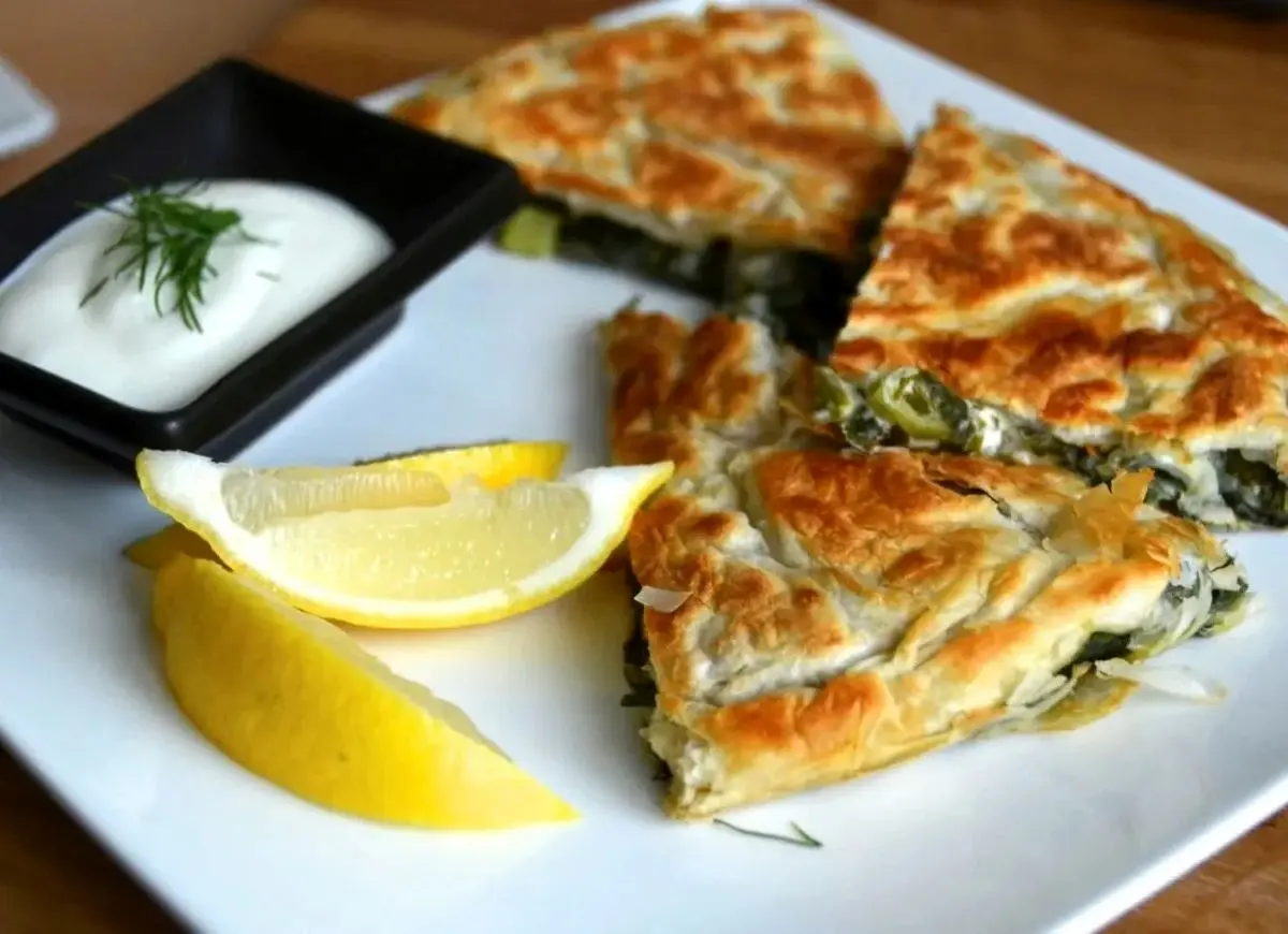 طرز تهیه مرغ با دیپ اسفناج؛ ترکیب خوشمزهای از مرغ و پنیر گودا