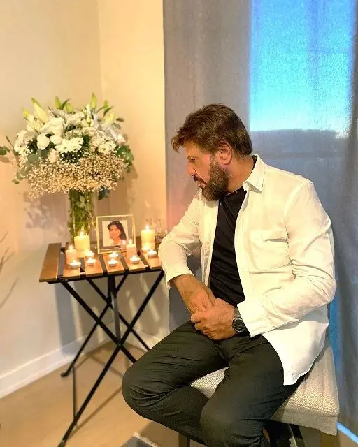 بیژن مرتضوی خواننده مطرح ایرانی لس آنجلسی در چهلم فوت همسرش عکسی را از خود با متنی بسیار تلخ و جگرسوز منتشر کرد.