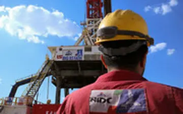 کار طاقت فرسا در گرمای ۶۶ درجه خوزستان!