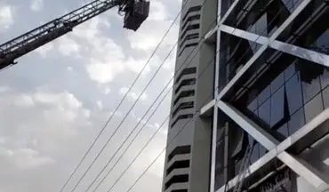 آتش‌سوزی یک برج تجاری در کرج با ۷۰ نفر نجات‌یافته