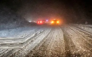 کولاک برف تردد در محورهای ارتباطی شهرستان کوهرنگ را مختل کرد