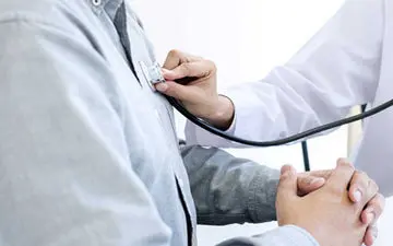 علل تپش قلب چیست و چه کسانی بیشتر دچار این مشکل می‌شوند؟