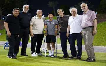 قایدی در آغوش یاران