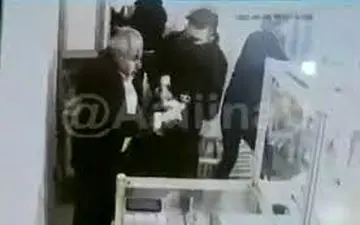 حمله وحشیانه دو سارق به طلا فروشی در اسلامشهر+فیلم