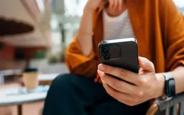  ۷ نشانه که می‌گوید رابطه شما با گوشی ناسالم است