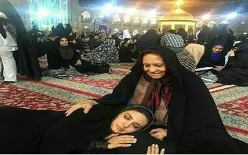 وقتی خانم بازیگر در حرم امام رضا می خوابد + عکس