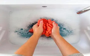 بهترین و سریعترین روش خانگی رفع لکه مام و سفیدک آن از روی لباس