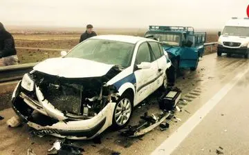 ماشین پلیس در تصادف زنجیره ای آزادراه ساوه مچاله شد