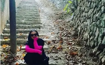 تیپ و ژست گلاره عباسی در کوچه های پاییزی (عکس)