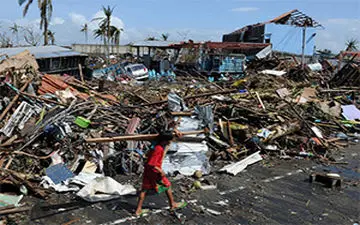 مرگ 40 تن بر اثر وقوع طوفان شدید در فیلیپین + فیلم