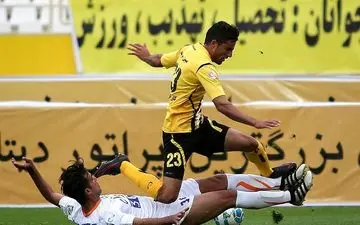  برتری سپاهان مقابل گسترش فولاد در نیمه اول 