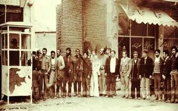 تصویری جالب از صف تلفن همگانی در دهه 50