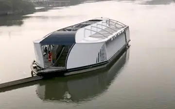 قایقی برای پاکسازی دریا از پلاستیک