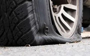 ترسناک! ترکیدن لاستیک کامیون وسط جاده باعث انحراف آن شد + ویدئو