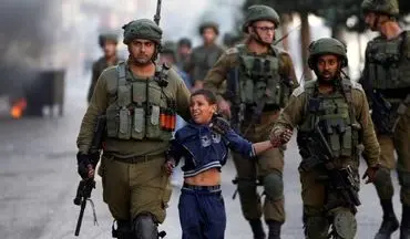 تلاش مرد فلسطینی برای آزاد کردن کودک ۱۰ ساله از دست صهیونیست‌ها +فیلم 