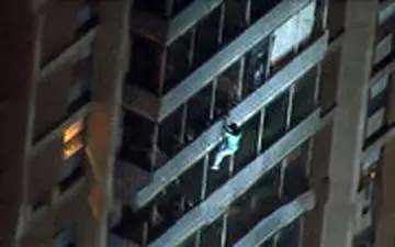 فرار از ساختمان آتش‌گرفته به شیوه مرد عنکبوتی!