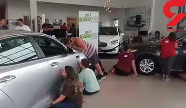 دختر و پسری 50 ساعت یک ماشین را بوسیدند!+ فیلم 