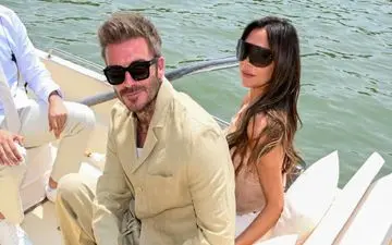 تماشای فشن شو از داخل قایق روی آب/ استایل دیدنی ویکتوریا و دیوید بکهام در هفته مد پاریس
