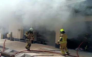  حریق مجتمع تجاری در بلوار سجاد مشهد/ تلاش ۲۰ آتش‌نشان 