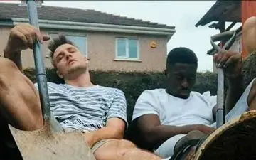 دو جوان هنگام پخش زنده، زنده به گور شدند! + عکس