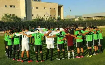 عکس/ادای احترام ملی‌پوشان فوتبال به درگذشتگان حملات تروریستی تهران