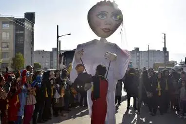 شادپیمایی عروسک‌ها در مسکن مهر شهرک دولت‌آباد شهر کرمانشاه