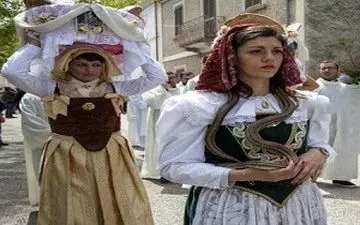 جشنواره عجیب انداختن مار سمی به دور گردن در ایتالیا + فیلم