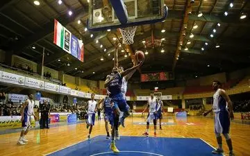 پیروزی پتروشیمی در دیدار جنجالیِ مدعیان/مشهد تنها میزبان بازنده