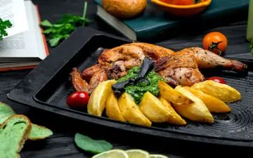 طرز تهیه مرغ و سیب‌ زمینی در فر به سبک رستورانی | ساده، خوشمزه و مخصوص مهمانی‌ها