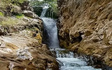 آبشار زیبا در دل‌ کوه‌های "سنقر" + فیلم 