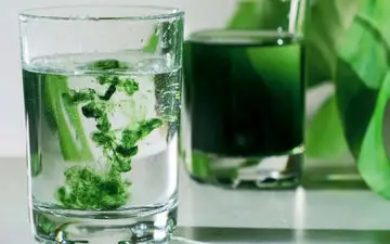 همه چیز درباره آب کلروفیل برای زیبایی؛  آیا ارزش امتحان کردن دارد؟