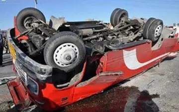 برخورد مینی بوس با گاردریل حادثه آفرید