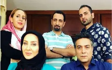 تصویری از سولماز حصاری و دیگر هنرمندان در پشت صحنه یک سریال